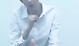 Русская телка показывает девушкам как надо делать минет