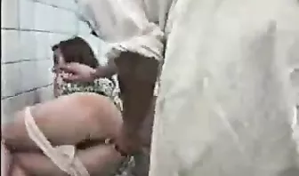 Извращенец-врач обследует пациентку, вставляя трубку в проход