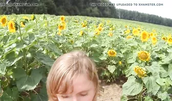 Трахает толстую блондинку в поле среди подсолнухов