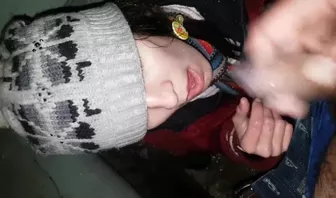 Брюнетка на улице зимой отсасывает пенис мужика с камерой