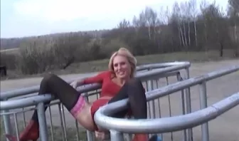 Русская блондинка раздевается и мастурбирует на набережной