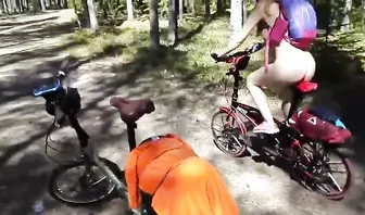 Девушка раздевается и катается обнаженной на велосипеде