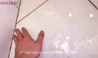 Сосед заглянул на секс к стройной онанистке