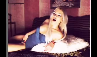 Молоденькая русская веб актриса с красивым телом дрочит пизденку в прямом эфире и комментирует