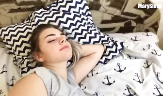 Похотливый брат нежно щупает горячую сестренку и сладко трахает роти и в спелую задницу